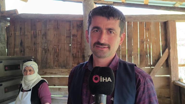 Tortum Şelalesi ekmek kapısı oldu Anne ve oğlu doğal ekmeklerini turistlerle ilgisine sunuyor