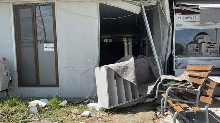 İzmitte şok eden kaza Otomobil Camiye böyle daldı