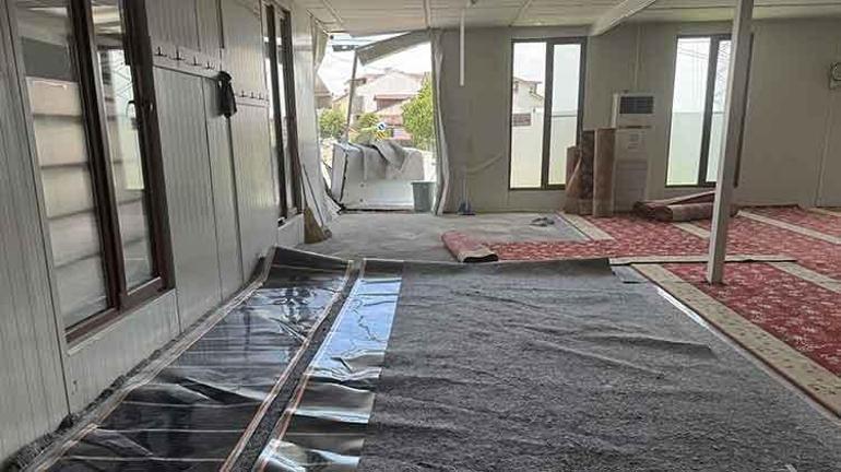 İzmitte şok eden kaza Otomobil Camiye böyle daldı