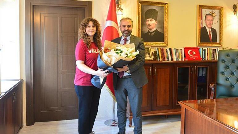 Adanada su almak için girdiği markette kimseyi bulamayan genç kız örnek bir davranış sergiledi