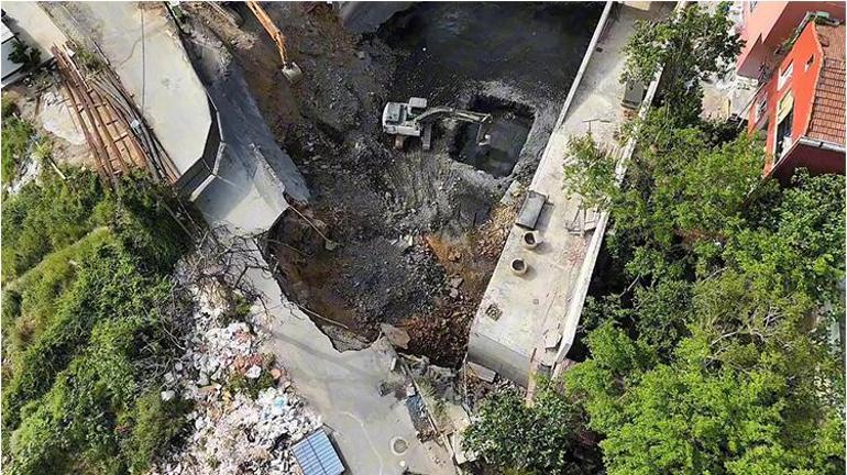 İstanbulda inşaat çalışmaları sırasında yol çöktü, doğalgaz boruları zara gördü