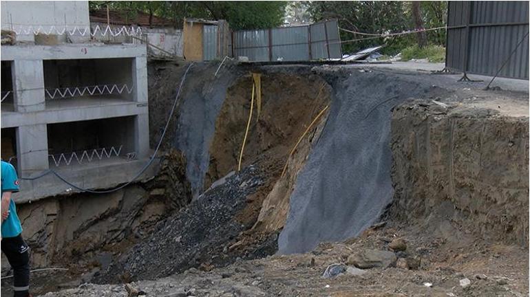 İstanbulda inşaat çalışmaları sırasında yol çöktü, doğalgaz boruları zara gördü