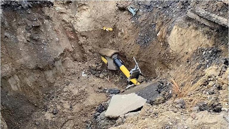 İstanbulda inşaat çalışmaları sırasında yol çöktü, doğalgaz boruları zara gördü