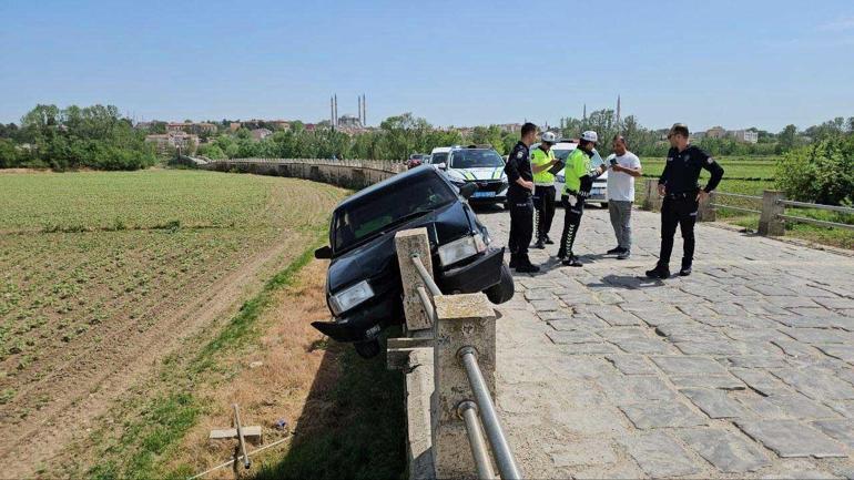 Edirnede kaza yapan araç tarihi köprüde asılı kaldı