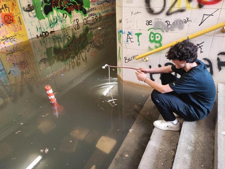 Alt geçide dolan yağmur suyu çekilmedi, vatandaş isyan etti 15 gündür böyle, oltam olsa balık avlardım