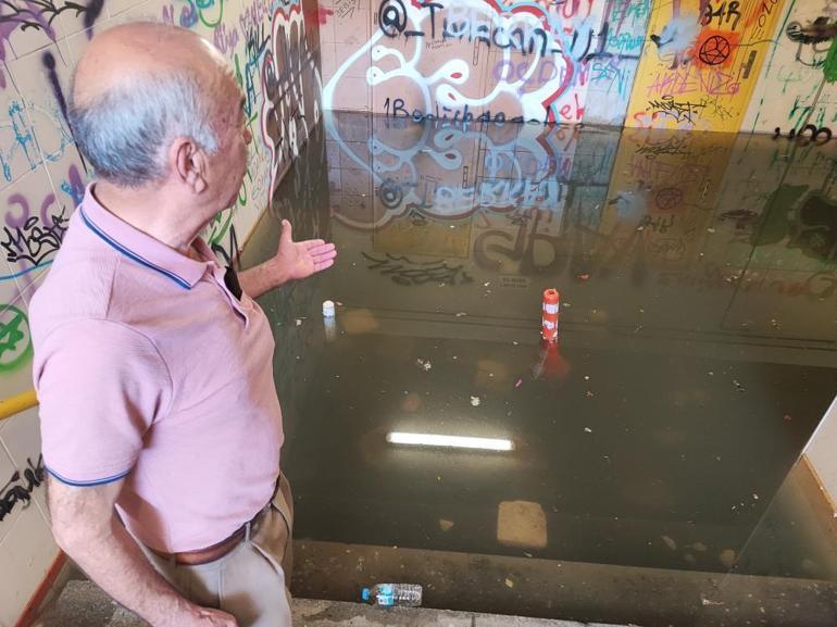 Alt geçide dolan yağmur suyu çekilmedi, vatandaş isyan etti 15 gündür böyle, oltam olsa balık avlardım