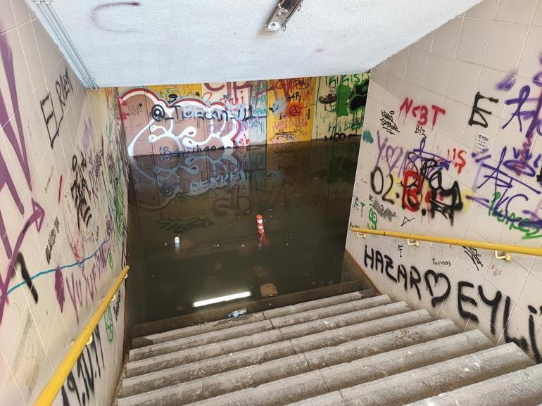 Alt geçide dolan yağmur suyu çekilmedi, vatandaş isyan etti 15 gündür böyle, oltam olsa balık avlardım