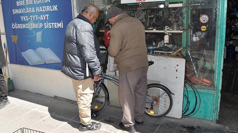 Böyle dostluk görülmedi Tamirci arkadaşı kanser oldu, dükkanı kapanmasın diye tamirci oldu