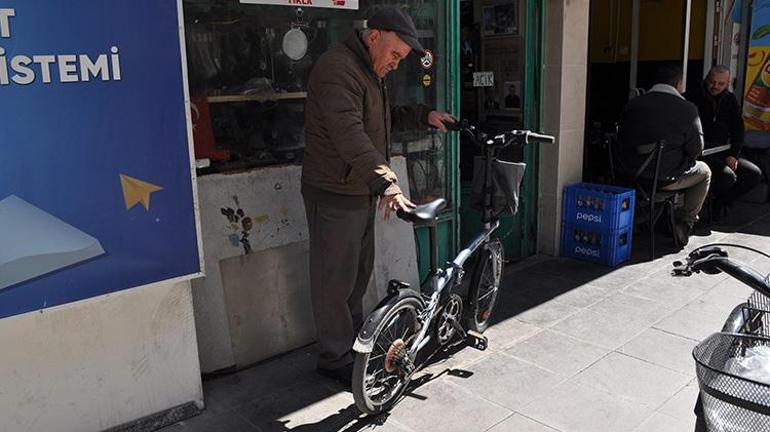 Böyle dostluk görülmedi Tamirci arkadaşı kanser oldu, dükkanı kapanmasın diye tamirci oldu