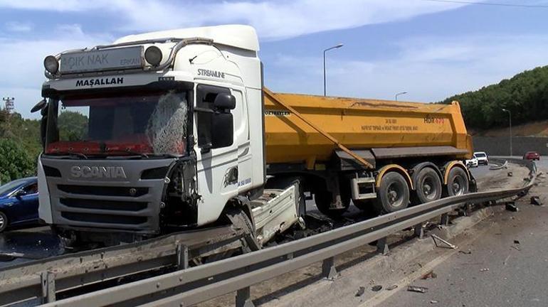 Kediye vurmamak için manevra yapan kamyon kaza yaptı