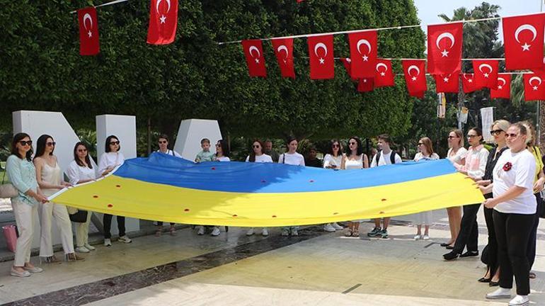 Ukraynalılar Adanada bir araya geldi: Nazi kurbanlarını kırmızı gelinciklerle andılar