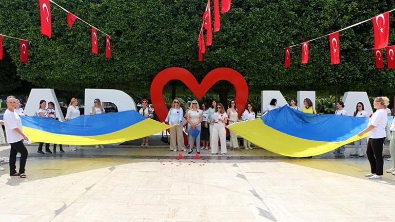 Ukraynalılar Adanada bir araya geldi: Nazi kurbanlarını kırmızı gelinciklerle andılar