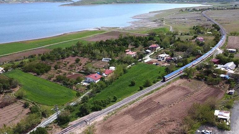 Ankara-Tatvan treni, Elazığda kartpostallık görüntülerin içinden geçiyor