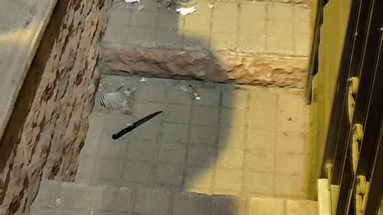 Beyoğlunda hareketli saatler Evini yakmaya çalışan şahıs, vatandaşlara bıçak çekti