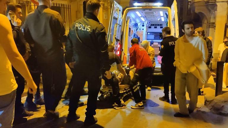 Beyoğlunda hareketli saatler Evini yakmaya çalışan şahıs, vatandaşlara bıçak çekti