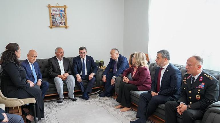 Cumhurbaşkanı Yardımcısı Yılmaz, şehit ailesine taziye ziyaretinde bulundu