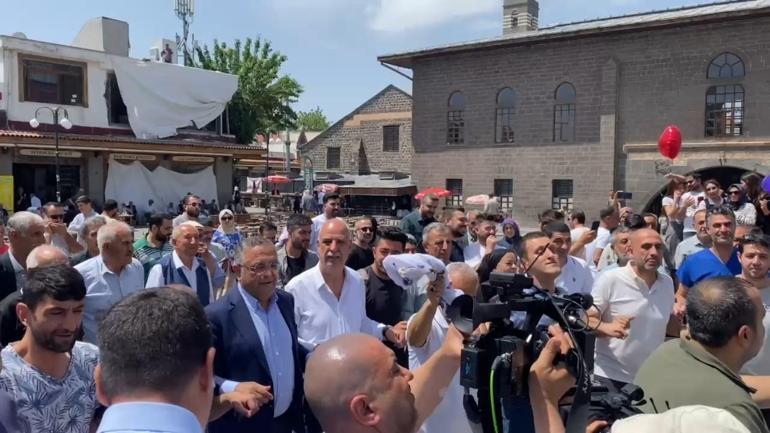 Diyarbakırda barış halayı kuruldu Coşku meydanlara taştı,  esnaf işi bıraktı halaya durdu