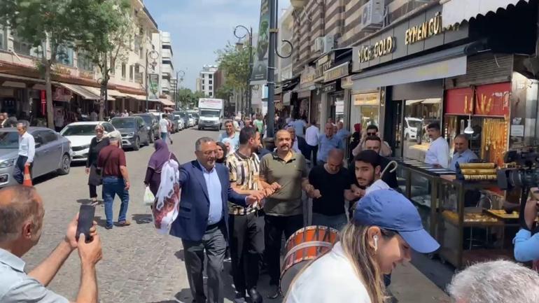 Diyarbakırda barış halayı kuruldu Coşku meydanlara taştı,  esnaf işi bıraktı halaya durdu