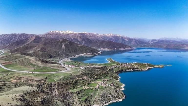 Doğuda kar eridi bahar geldi Dağların yeşilliği Van Gölünün masmavi sularıyla buluştu