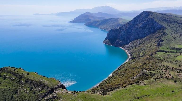 Doğuda kar eridi bahar geldi Dağların yeşilliği Van Gölünün masmavi sularıyla buluştu