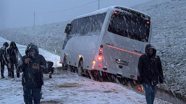 Trabzonspor taraftarının otobüsü Erzurumda kaza yaptı Kara saplanan araçta 35 yolcu mahsur kaldı