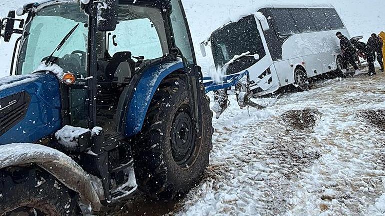 Trabzonspor taraftarının otobüsü Erzurumda kaza yaptı Kara saplanan araçta 35 yolcu mahsur kaldı