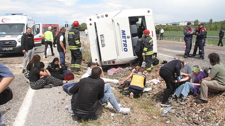 Konyada şehirlerarası yolcu taşıyan otobüs devrildi Çok sayıda yaralı var