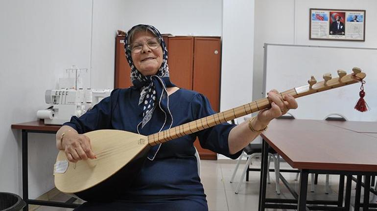 Eskişehirli Sevim Teyze, yıllarca hayalini kurduğu enstrümanına kavuştu Yemek yaparken bile elinden bırakmıyor