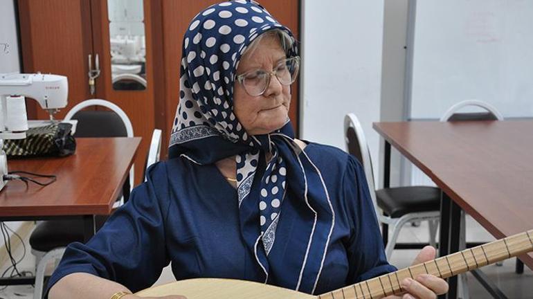 Eskişehirli Sevim Teyze, yıllarca hayalini kurduğu enstrümanına kavuştu Yemek yaparken bile elinden bırakmıyor