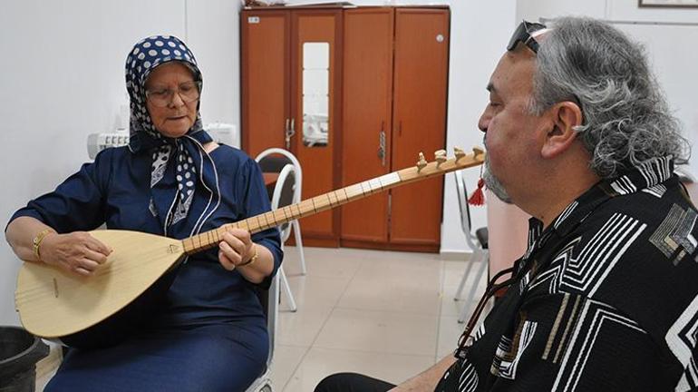 Eskişehirli Sevim Teyze, yıllarca hayalini kurduğu enstrümanına kavuştu Yemek yaparken bile elinden bırakmıyor