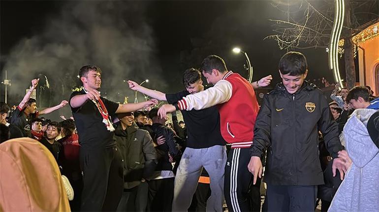 Bolu’da play-off galibiyeti coşkuyla kutlandı Kent meydanı şenlik alanına döndü