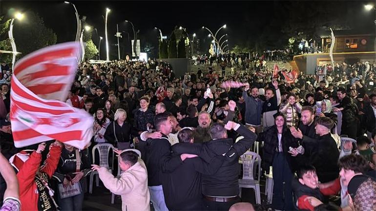 Bolu’da play-off galibiyeti coşkuyla kutlandı Kent meydanı şenlik alanına döndü