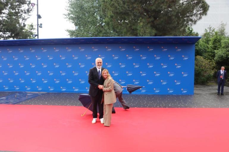 Arnavutluk Başbakanı Edi Rama, Meloniyi kırmızı Halıda diz çökerek karşıladı