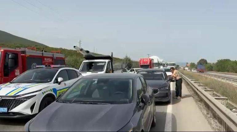 Bursada bir arı yüzlerce kişiyi mağdur etti Sürücü şoka girdi, saatlerce kapalı kaldı