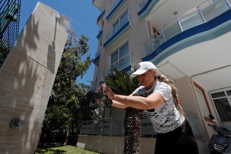 Antalyadaki evinden çıkmayan kiracısı, Rus vatandaşı kadını depoda yaşamaya mahkum etti