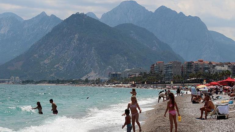 Güneşi gören denize koştu Antalyada plajlar dolup taştı