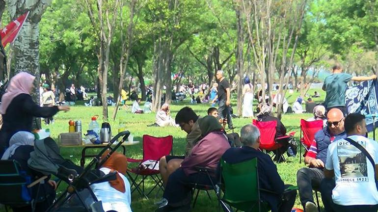 İstanbulda sıcak havayı ve tatili fırsat bilenler parklara ve sahillere akın etti