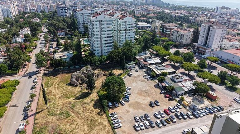 Tarihi Roma hamamını otopark yaptılar Şehrin göbeğinde binaların arasında zamana direniyor