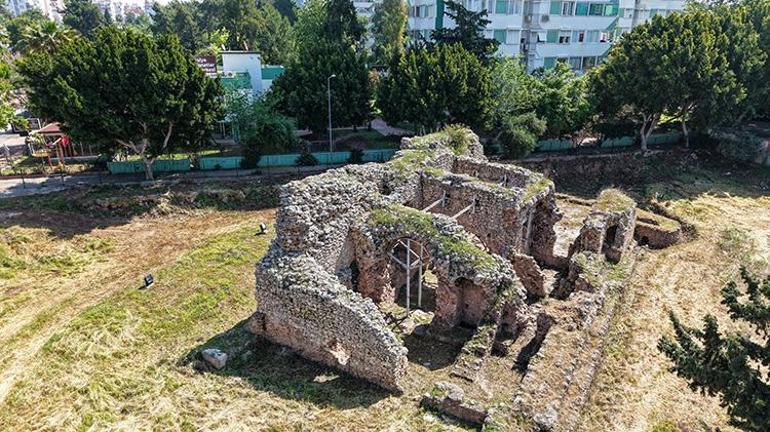 Tarihi Roma hamamını otopark yaptılar Şehrin göbeğinde binaların arasında zamana direniyor