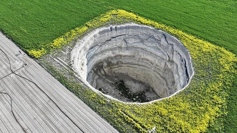 Konyada tarım arazilerini yutan obruklar tehlike saçıyor