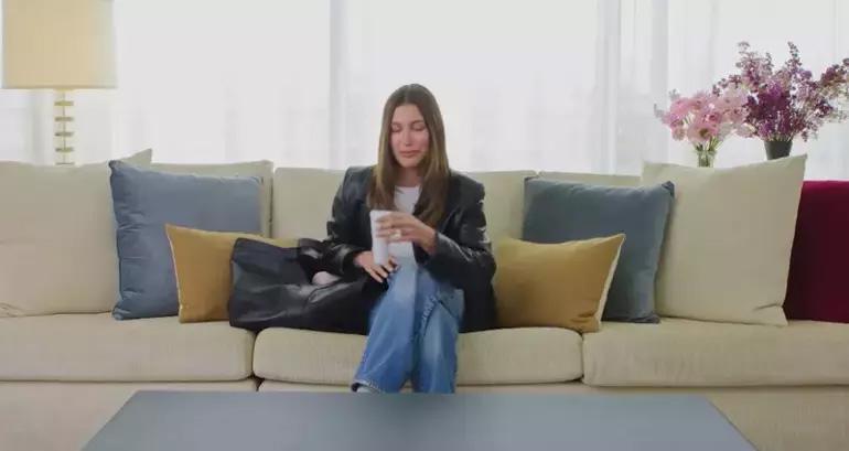 Hailey Bieberın çantasından çıkan büyü sosyal medyayı salladı Babam beni cadıyla tanıştırdı, aşk iksiri sayesinde Justinle evlendim