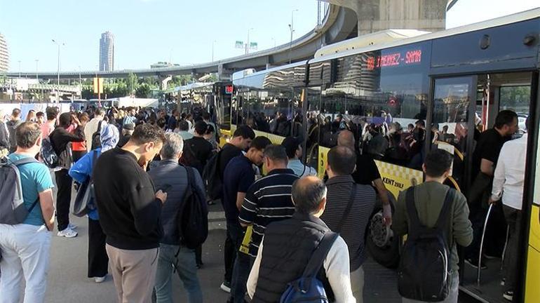 İstanbulda halk otobüsleri kontak kapattı Duraklarda yoğunluk oluştu, vatandaşlar zor anlar yaşadı