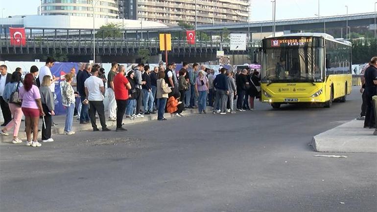 İstanbulda halk otobüsleri kontak kapattı Duraklarda yoğunluk oluştu, vatandaşlar zor anlar yaşadı