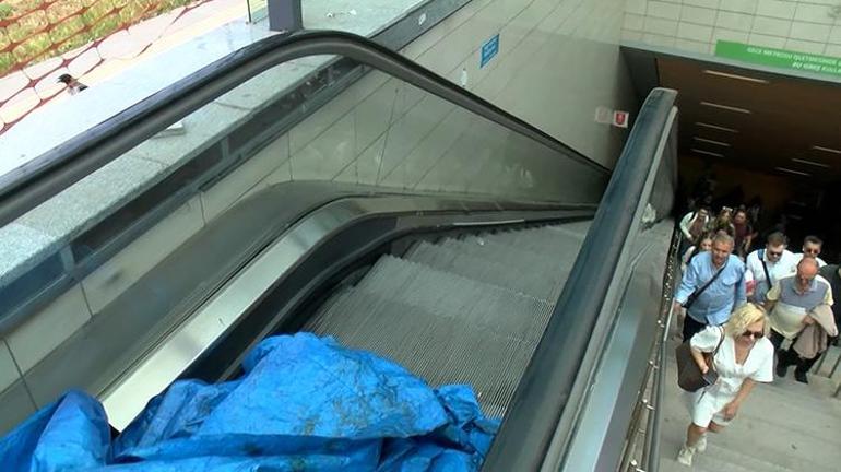 Metroda korku dolu dakikalar Kadıköy-Sabiha Gökçen Havalimanı metro hattında yürüyen merdiven kırıldı