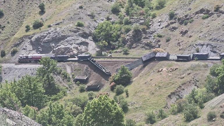 Elazığda yük treninin 5 vagonu raydan çıktı