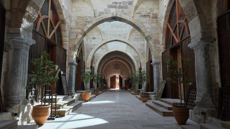 Konyadaki obruk manzaralı otele ziyaretçi akını 800 yıllık otelin bütün malzemeleri tarihi eser