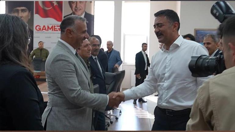İçişleri Bakanlığı emrine alınan Tunceli Valisi kurum amirleriyle vedalaşarak kentten ayrıldı