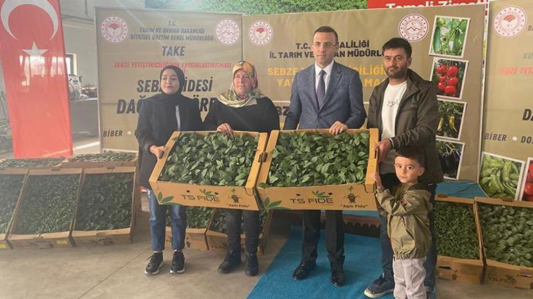 Ağrıda çiftçilere yüz binlerce fide dağıtıldı