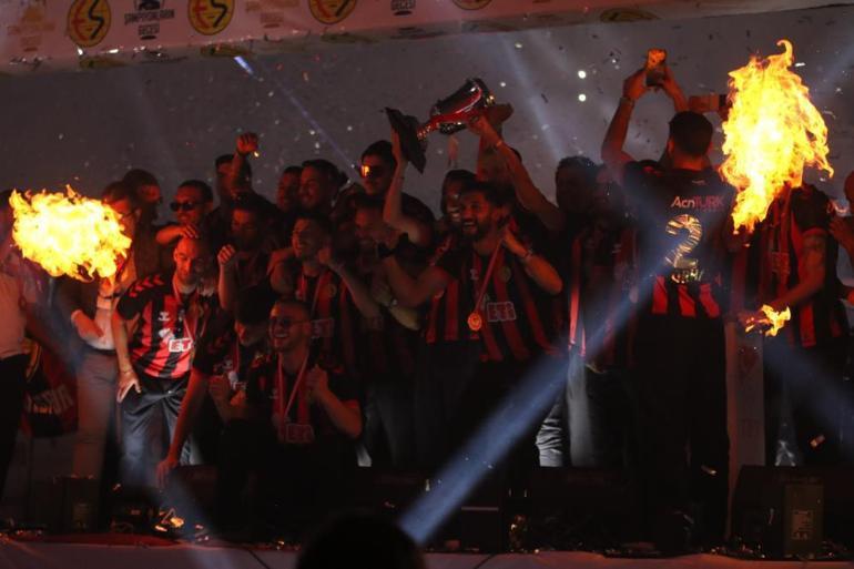 Eskişehirspor şampiyonluk kupasını kaldırdı