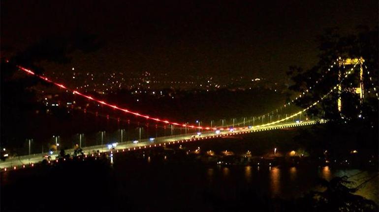 Fatih Sultan Mehmet Köprüsü sarı-kırmızı renklerle aydınlatıldı